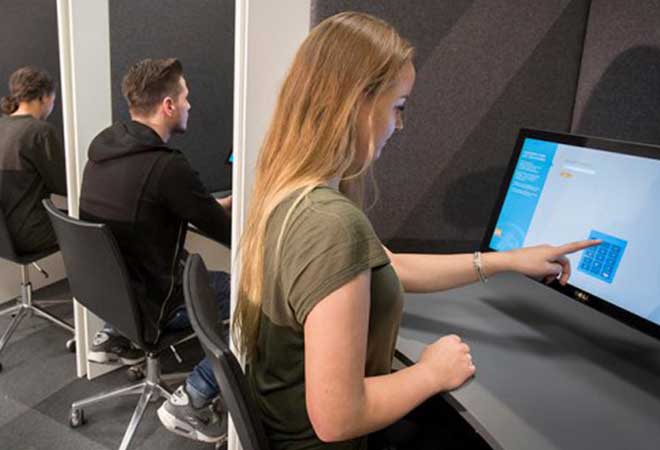 Kandidaten leggen het theorie examen oefenen online af op een examenzuil