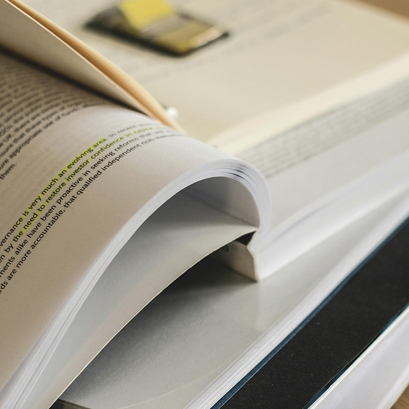Opengeslagen auto theorieboek met leerstof over verkeersregels