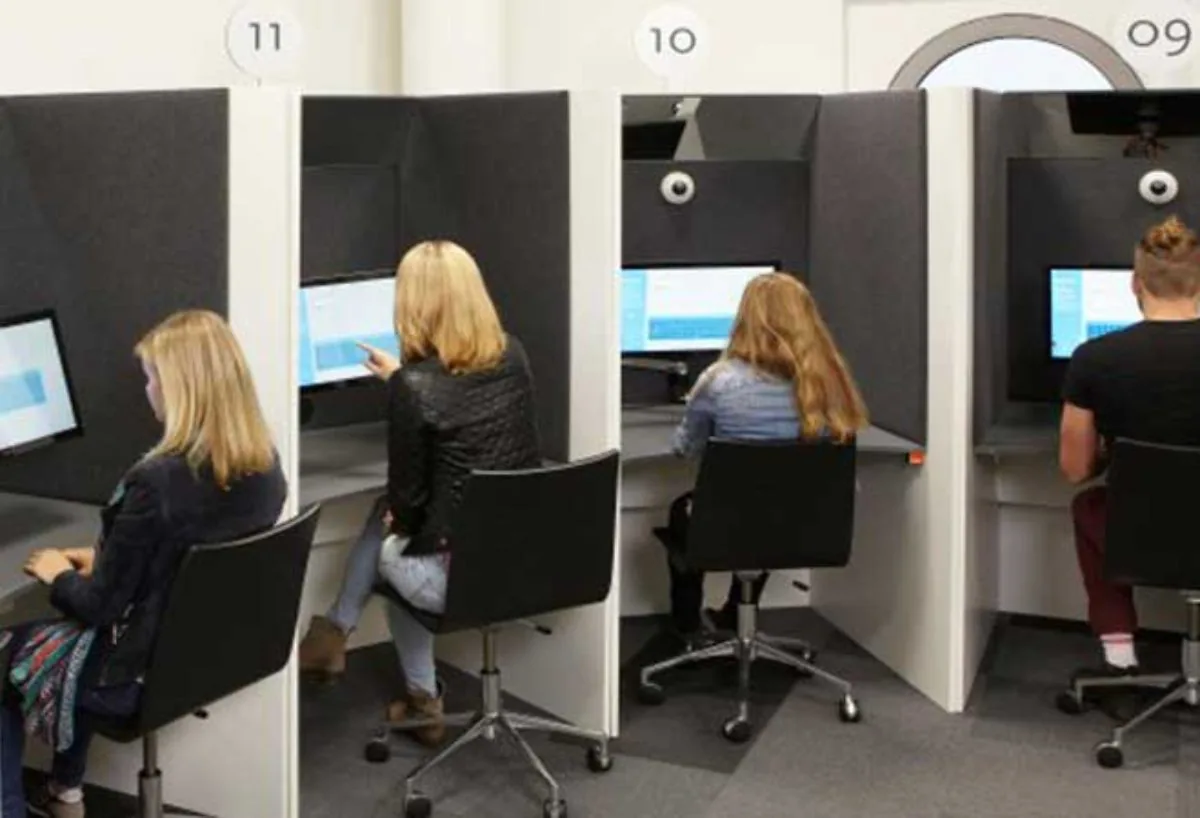 Kandidaten leggen theorie examen aanvragen af in aparte examenzuilen bij het CBR