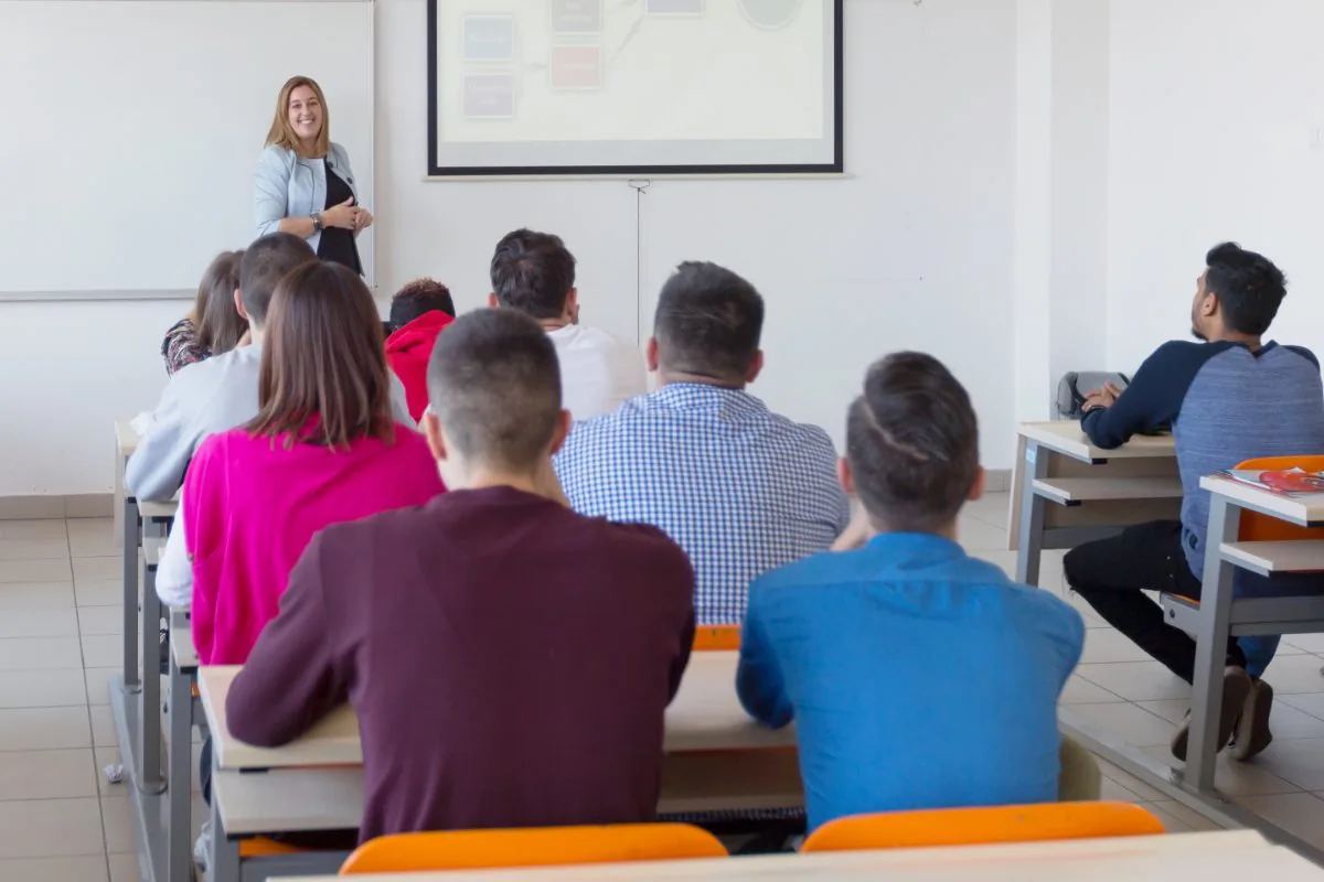 Docent geeft klassikale dagcursus auto theorie aan groep cursisten