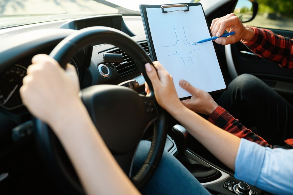 Rij-instructeur begeleidt leerling met checklist tijdens rijles ter voorbereiding op het auto theorie examen