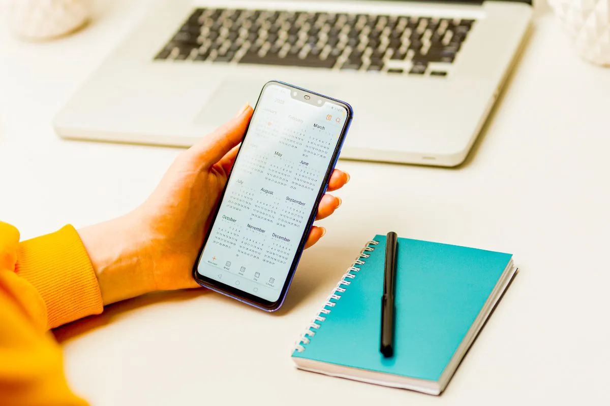 Telefoon met agenda om theorie examen inplannen en wachttijd te checken