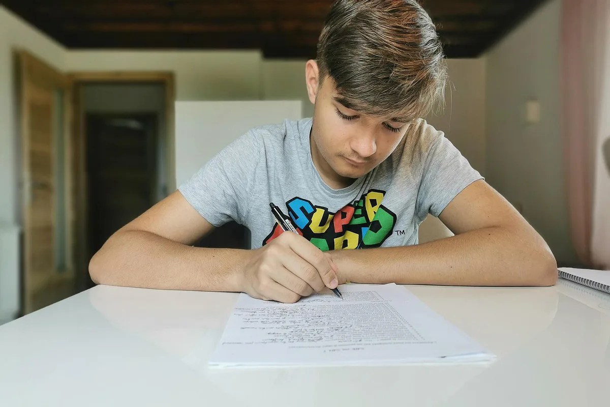 Cursist neemt aan tafel rustig de keuze voor een theoriecursus door