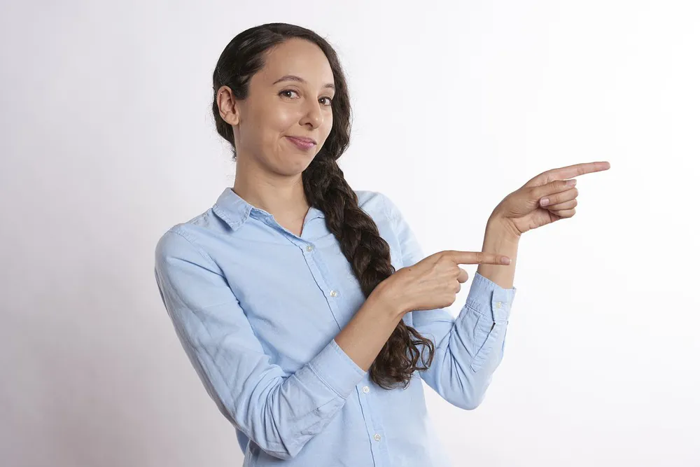 Vrouw maakt een handgebaar, zoals bij communicatie met een gebarentolk