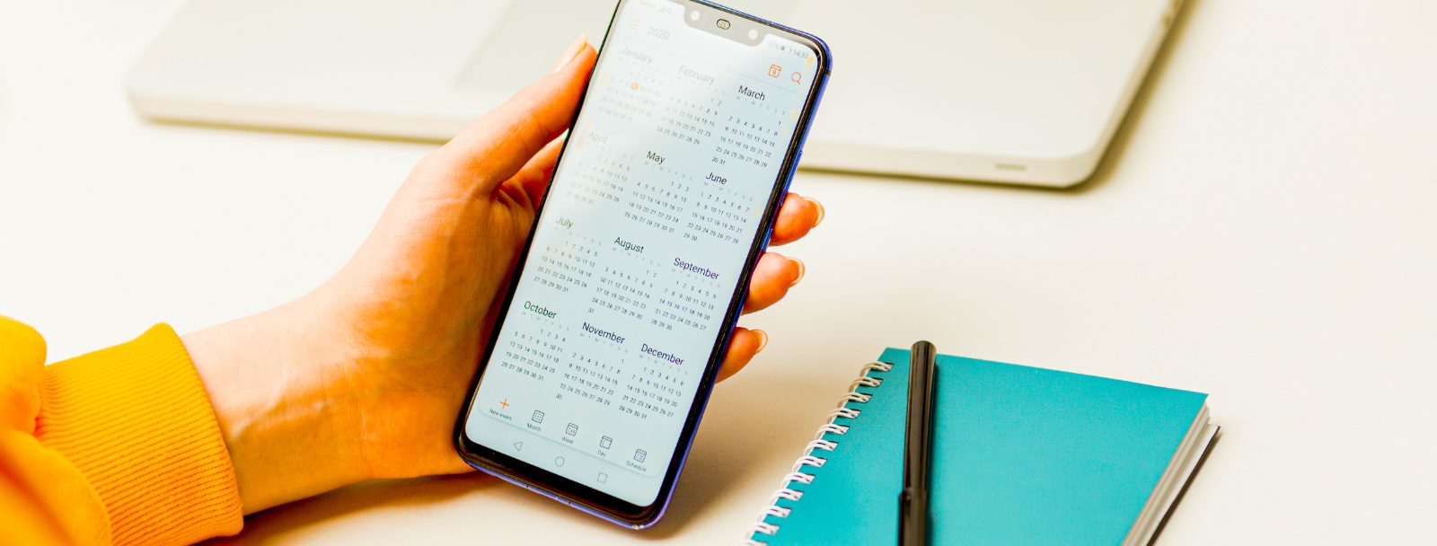 Persoon verplaatst haar CBR theorie examen datum via de Mijn CBR app op de smartphone