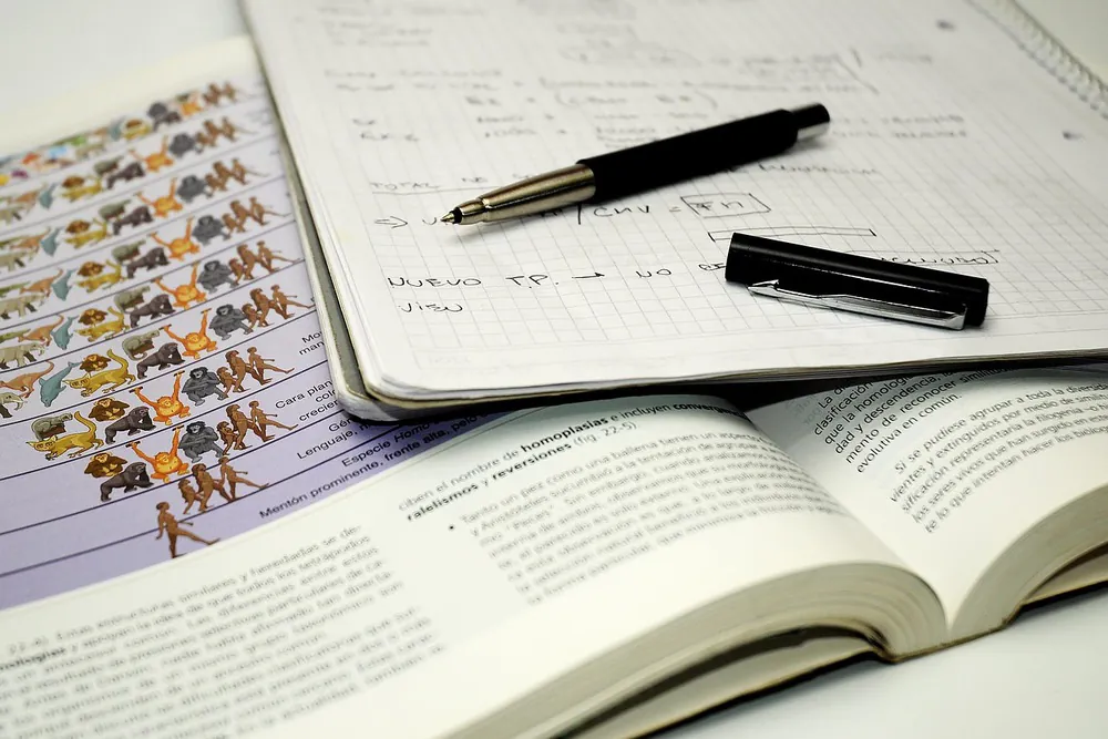 Opengeslagen studieboek met aantekeningen en een pen ter voorbereiding op het theorie examen