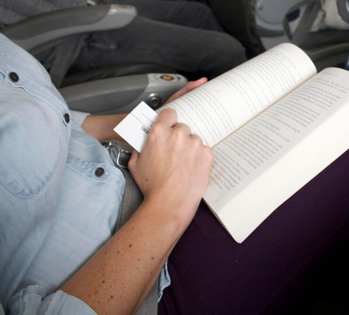Vrouw leest boek en begint op tijd met studeren voor CBR examen aanvragen