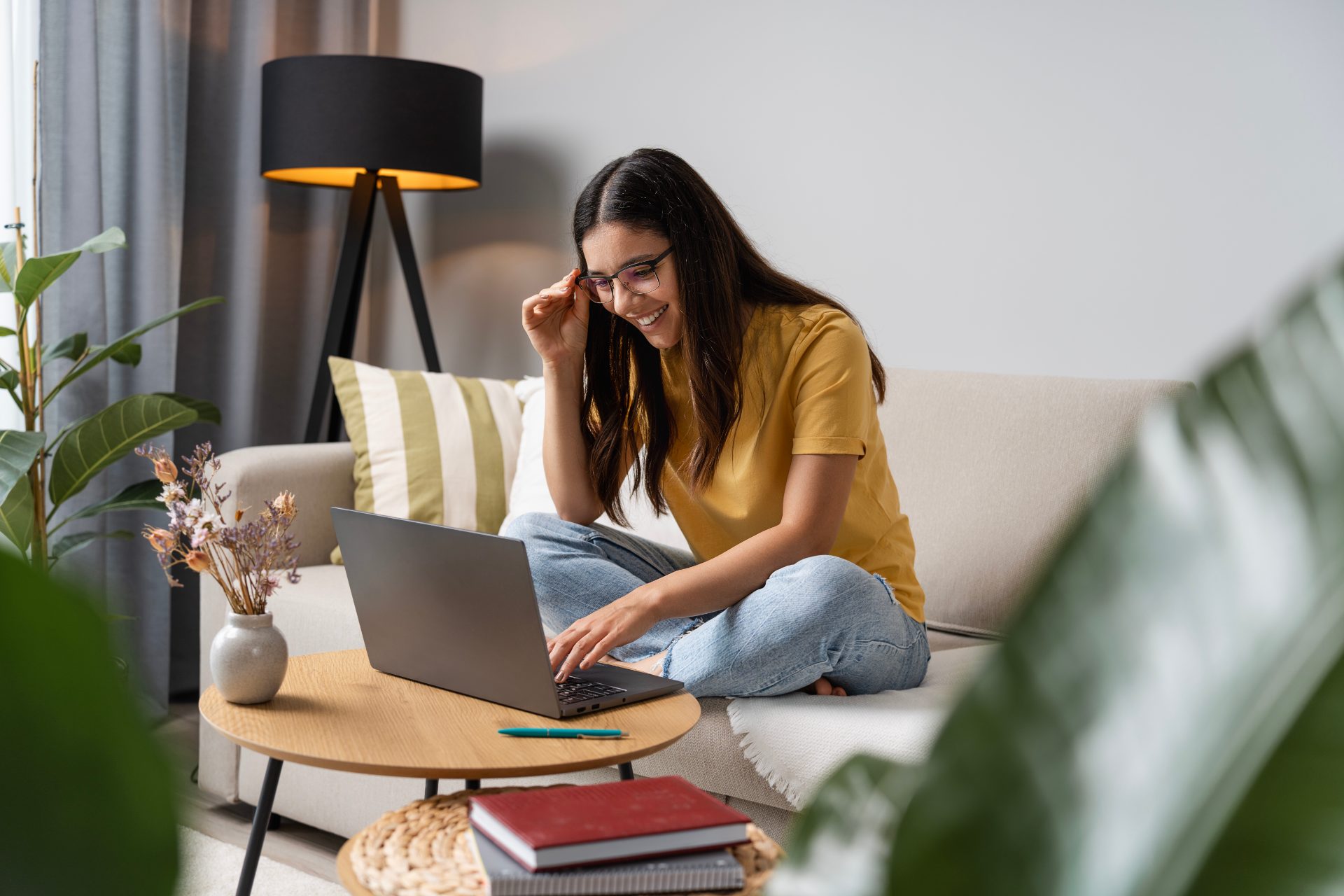 Vrouw studeert thuis op de bank met laptop voor haar auto theorie examen in 1 dag